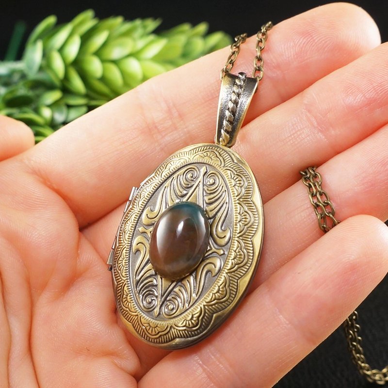 Oval Photo Locket Green Brown Agate Brass Bronze Locket Pendant Necklace Jewelry - 項鍊 - 半寶石 咖啡色