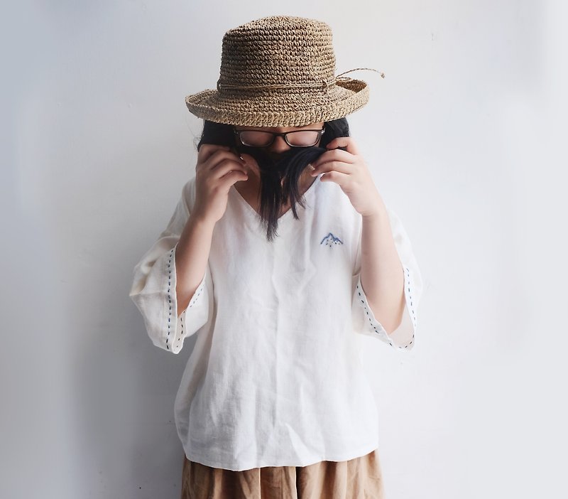Mountain white cotton Linen nine points sleeve V-neck handmade custom shirt - เสื้อผู้หญิง - ผ้าฝ้าย/ผ้าลินิน ขาว