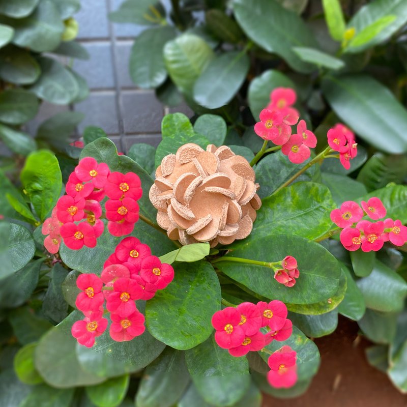 超厚實植鞣牛皮繡花球球鑰匙圈 -原色厚鬆餅 婚禮小物 掛飾 吊飾 - 鑰匙圈/鑰匙包 - 真皮 卡其色