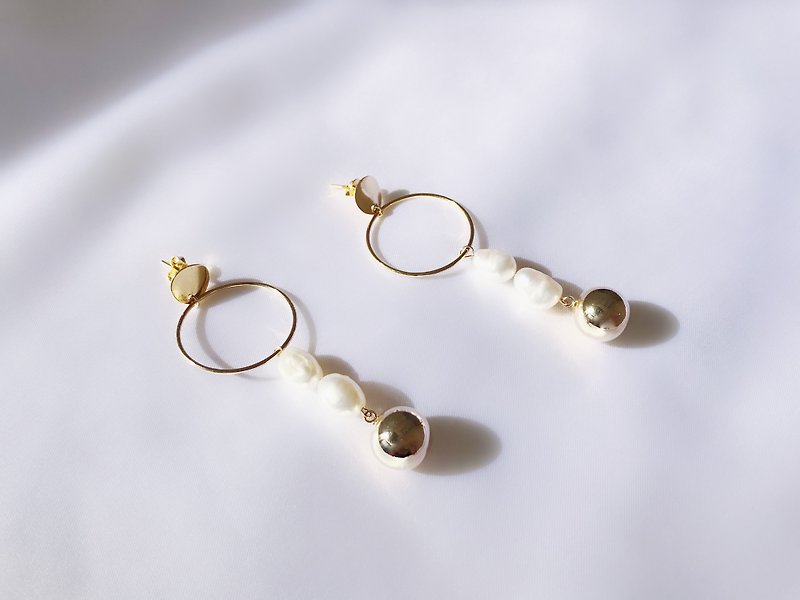LESIS Circle and Ball Earrings - ต่างหู - วัสดุอื่นๆ สีทอง