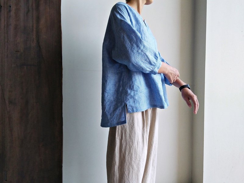 亞麻細格小V落肩衫  亞麻 千鳥格藍 - 女上衣/長袖上衣 - 棉．麻 藍色
