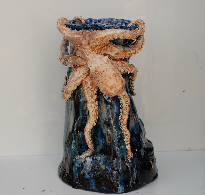タコの彫刻大きな手作りの陶製の花瓶青い絵の釉薬海洋のテーマ