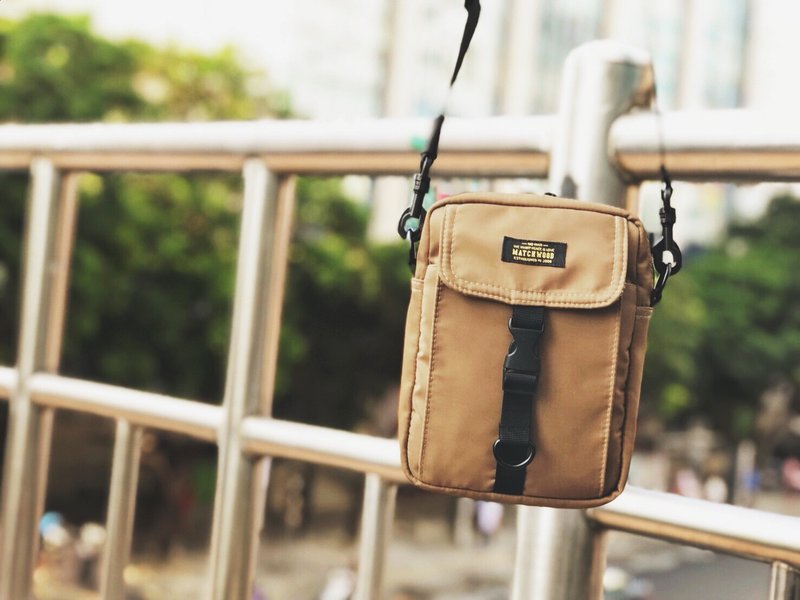 Sand-colored workwear small bag Matchwood Pacer Pouch water-repellent portable small bag coffee color - กระเป๋าแมสเซนเจอร์ - วัสดุกันนำ้ สีทอง