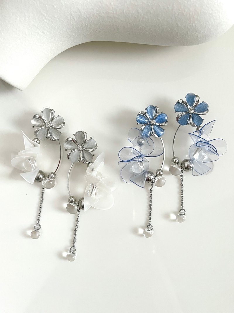 【Pinkoi限定】Flower pvc bouquet ピアス イヤリング クリア シルバー 大ぶり クリア ブルー - ピアス・イヤリング - アクリル ホワイト