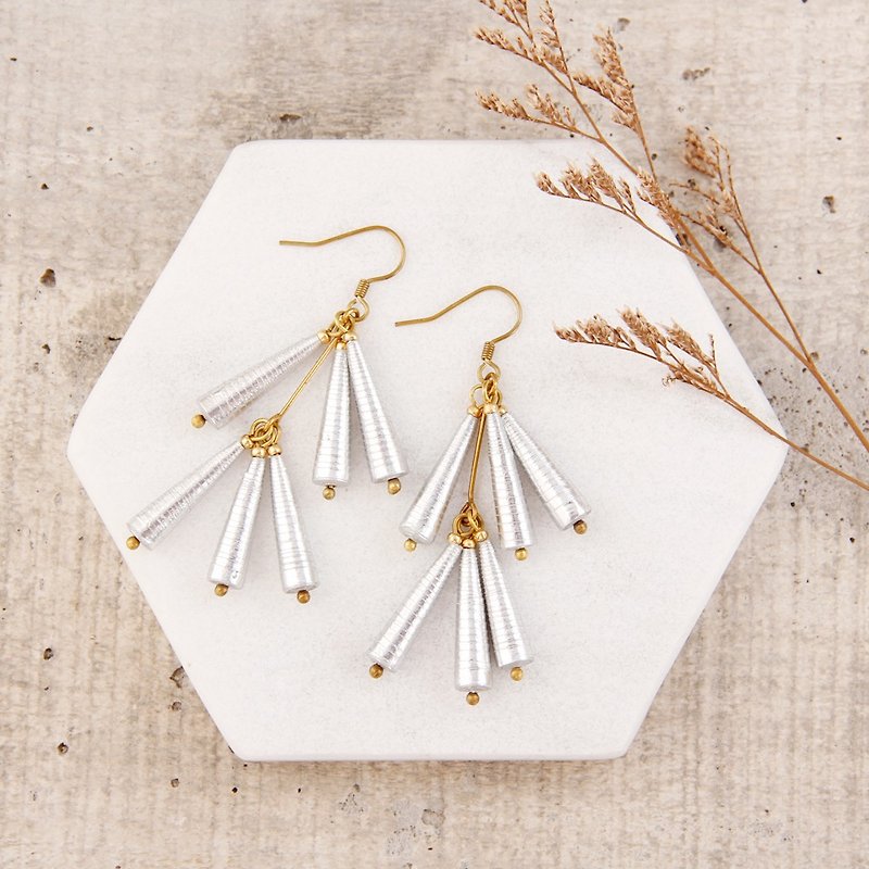 [Small paper hand made / paper art / jewelry] shiny silver double awl earrings - ต่างหู - กระดาษ สีเงิน