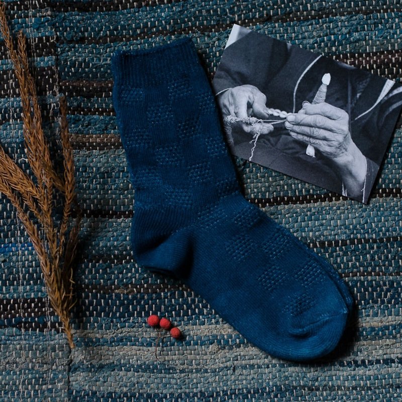 Indigo藍染襪子 | 天然棉麻植物染 男女全棉線襪 暗格紋 天然抗菌 - 襪子 - 棉．麻 藍色