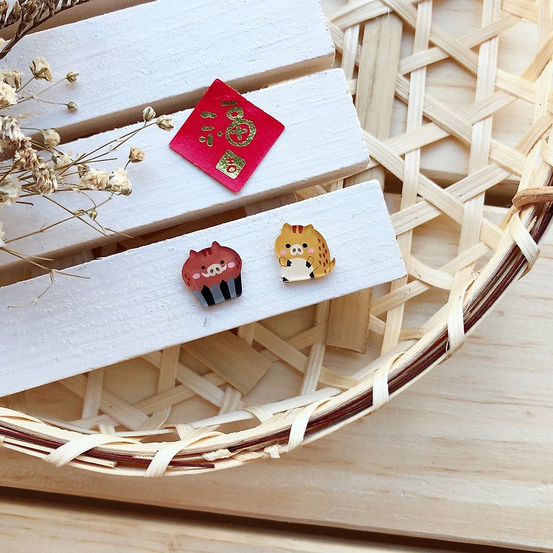 Pista mound hand-painted earrings / festival boar playing with chocolate - ต่างหู - เรซิน สีกากี