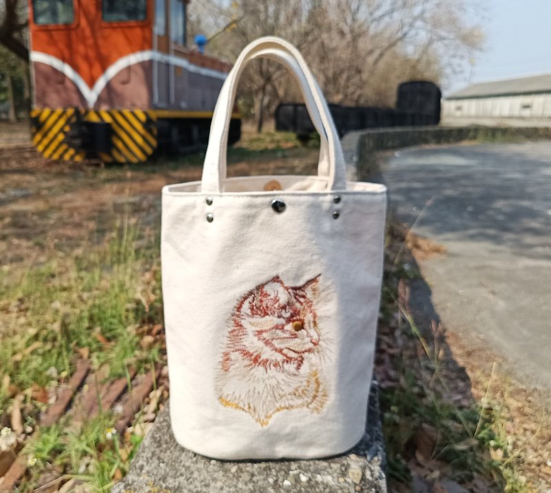 Cat embroidered small tote bag embryo cloth bag tote bag - กระเป๋าถือ - ผ้าฝ้าย/ผ้าลินิน 