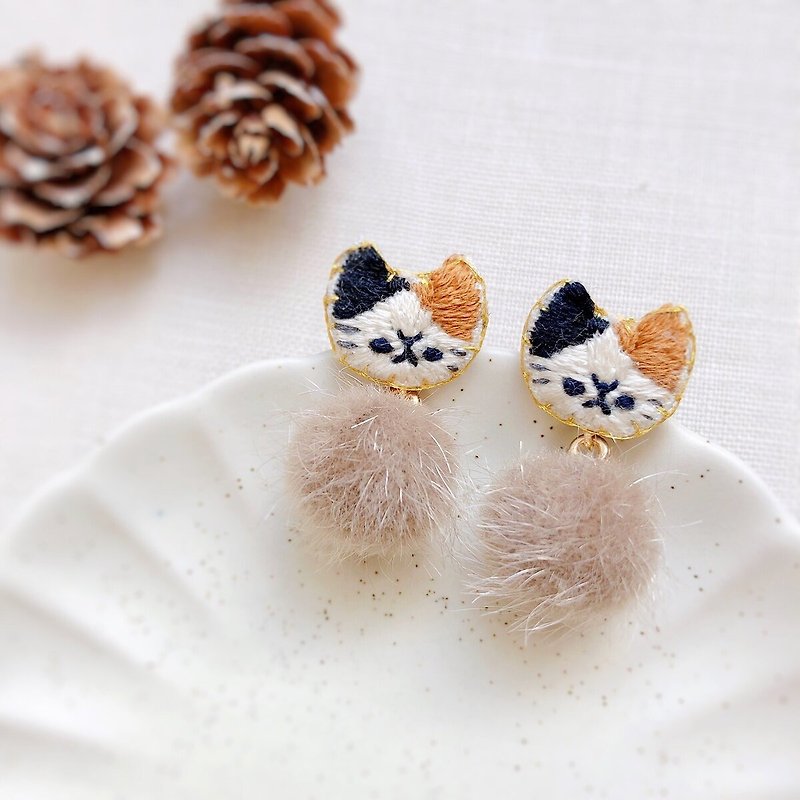 Fake fur and cat embroidery piercings beige - Earrings & Clip-ons - Thread Khaki