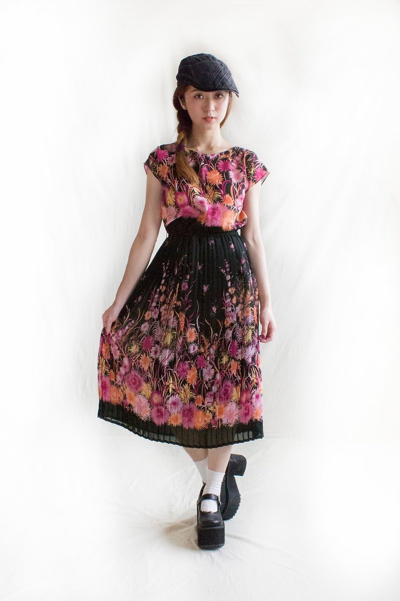 Black flower gradient half sleeve vintage dress - ชุดเดรส - เส้นใยสังเคราะห์ 