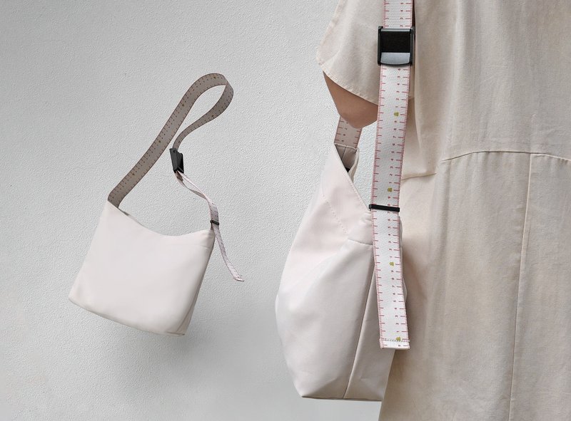 捲尺背帶斜背包(白)  【北藝中心 × MoreMoreToe 聯名款】 - 側背包/斜背包 - 其他材質 白色