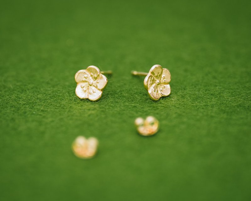 梅の花 K18 or プラチナ ピアス (ピアスのみ) - 耳環/耳夾/耳骨夾 - 貴金屬 金色