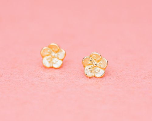 梅の花 K18 or プラチナ ピアス (ピアスのみ) - ショップ Atelier Shinji Ginza ピアス・イヤリング - Pinkoi