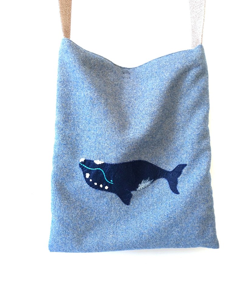 Right whale embroidery whale cloth bag S - กระเป๋าแมสเซนเจอร์ - งานปัก สีน้ำเงิน