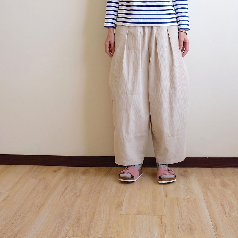 Everyday hand-made clothing day and day magic ivory white balloon pants thick strip corduroy - Women's Pants - Cotton & Hemp White
