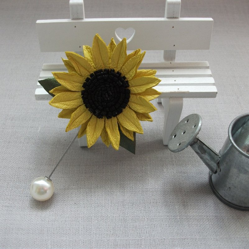 小さなレザーひまわりピンブローチ - ブローチ - 革 イエロー