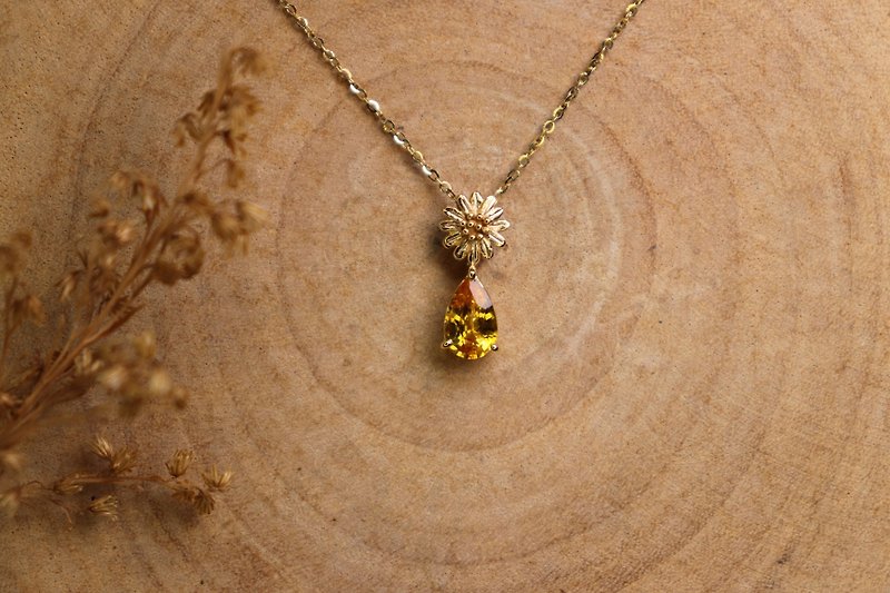 [Flower Garden a Kadan] k18 Daisy Water Drop Yellow Corundum Necklace/Ready Stock - Necklaces - Gemstone Gold