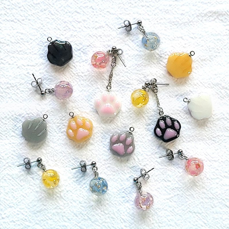 [Customizable] Cat Claws and Dried Flower Balls 2way Earrings Meat Balls Dried Flowers Anti-Allergic Medical Steel - Earrings & Clip-ons - Resin Multicolor