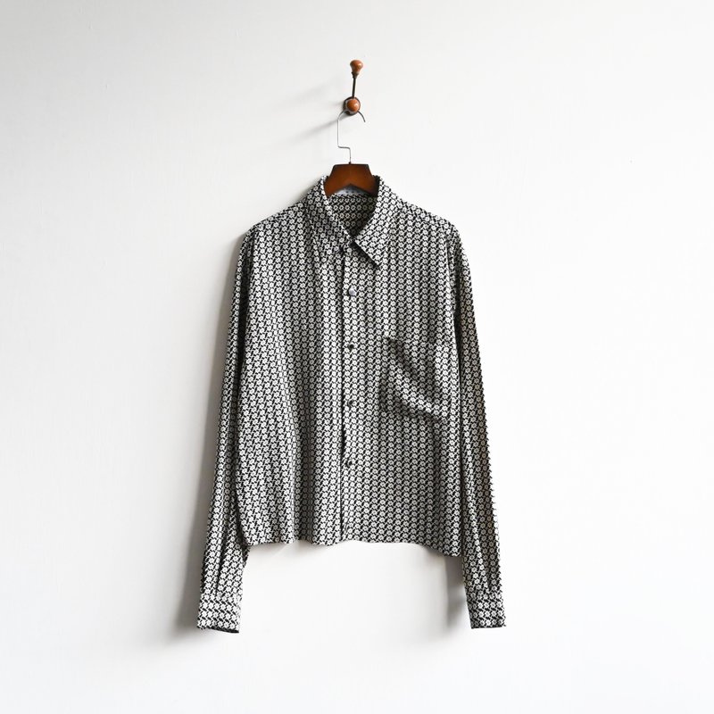 【Eggplant Vintage】Black & White World Print Relaxed Fit Vintage Shirt - เสื้อเชิ้ตผู้หญิง - ไฟเบอร์อื่นๆ สีดำ