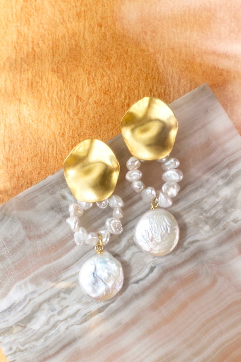 Shell pattern wreath pearl earrings Pearl Reef - Earrings & Clip-ons - Pearl Gold