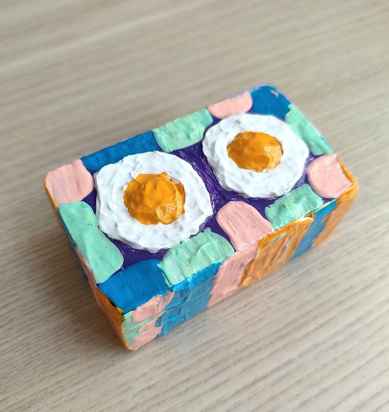 【カラフル目玉焼き】木製オブジェ ペーパーウェイト 文鎮 / クリスマスギフト、プレゼント交換にも - 置物 - 木製 