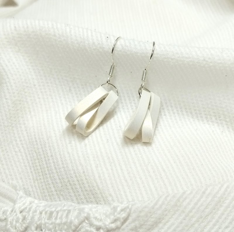衍紙 捲紙 紙工藝 紙珠寶 手作飾品--纏繞/珍珠白 paper earring - 耳環/耳夾/耳骨夾 - 紙 白色