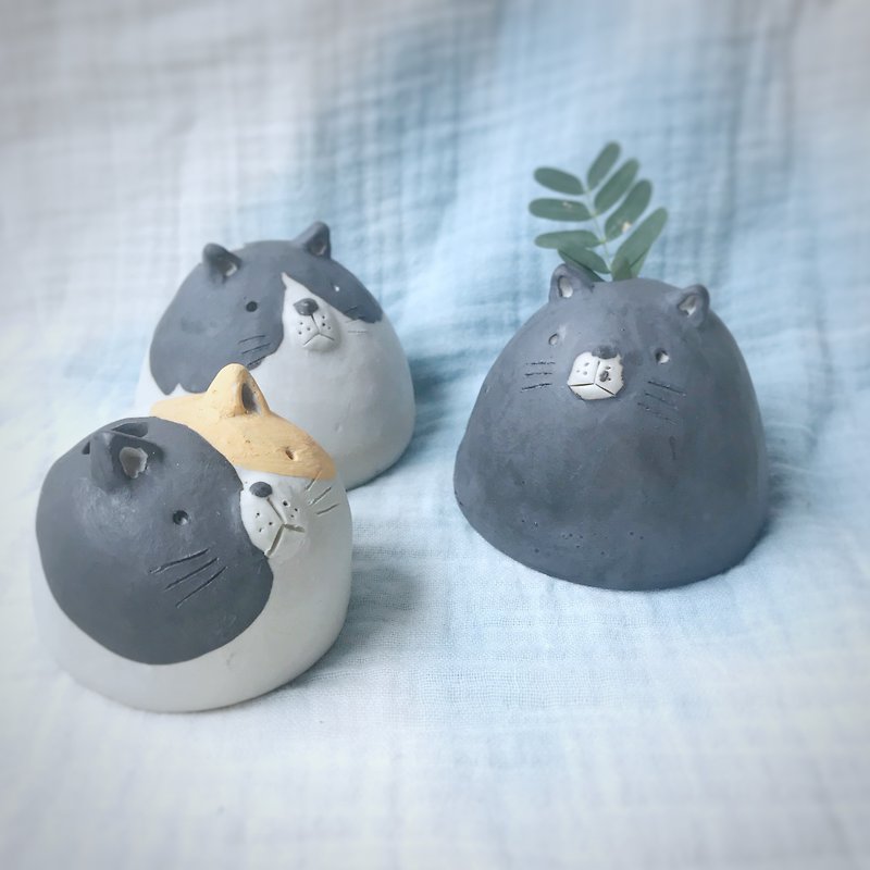 ceramic vase Black and white cat - 花瓶/花器 - 陶 白色