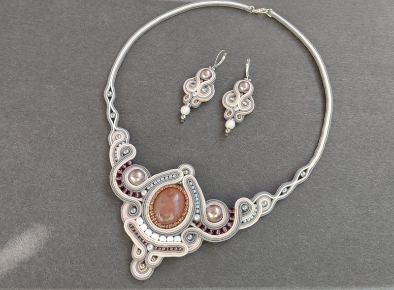 新娘首飾套裝 婚礼项链 Rose quartz necklace and earrings, Jewelry set, Soutache Embroidered - 項鍊 - 其他材質 白色