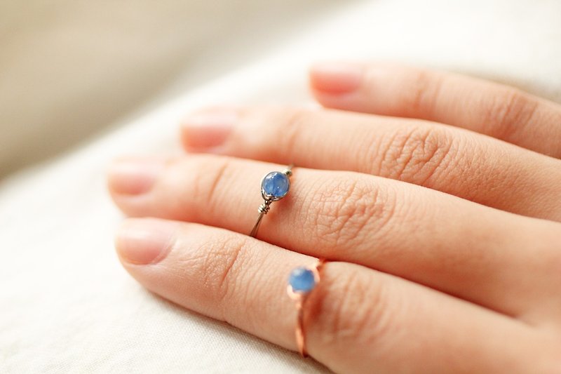 9月誕生石 -  4mm藍晶銅線戒指 鈦色 - 戒指 - 寶石 藍色