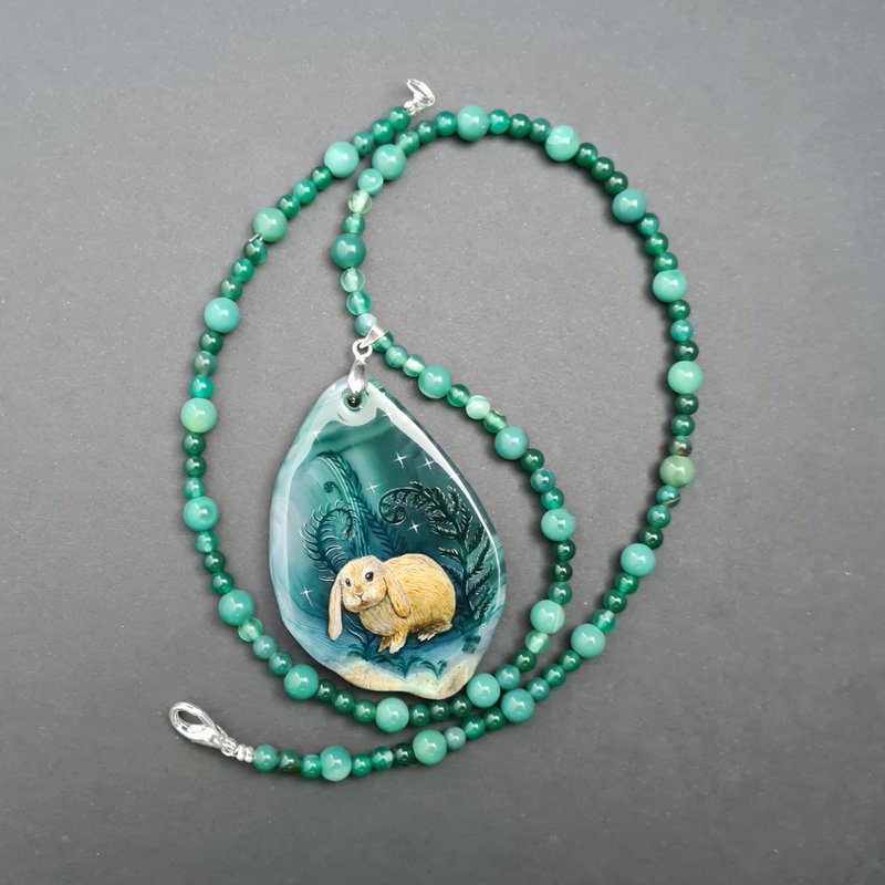 Necklace with rabbit or hare in ferns Oil painting on Agate stone - 項鍊 - 石頭 綠色