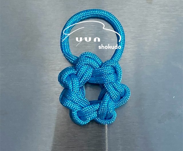 花が咲き、繁栄する小さな花のパラコード編み込みキーホルダー