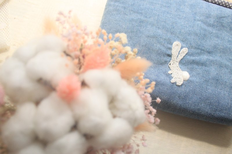 Rabbit eating fruit - forest island flower denim bag - กระเป๋าเครื่องสำอาง - ผ้าฝ้าย/ผ้าลินิน สีน้ำเงิน