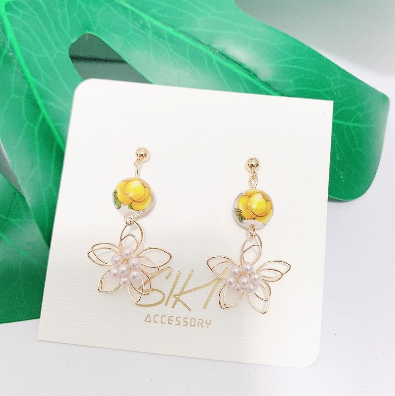 [Turnable Clip-On] Japanese imported painted beads with flower-shaped small pearl pendant earrings - ต่างหู - เรซิน สีทอง