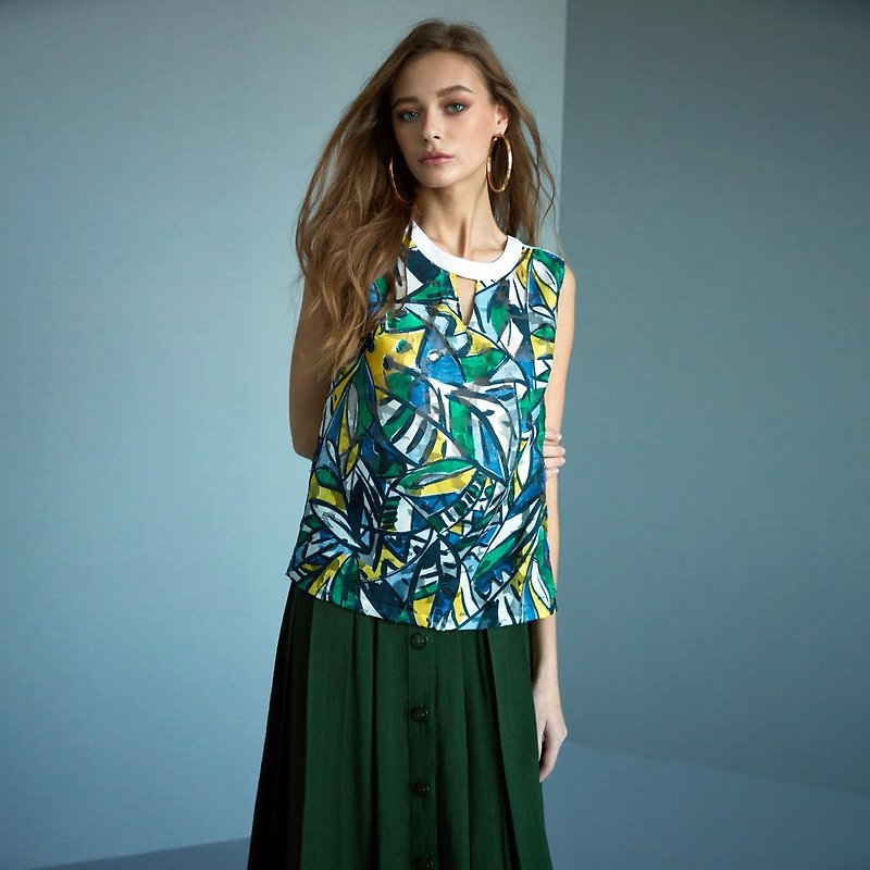 Round neckline sleeveless top with jungle geometric print - เสื้อผู้หญิง - เส้นใยสังเคราะห์ สีเขียว
