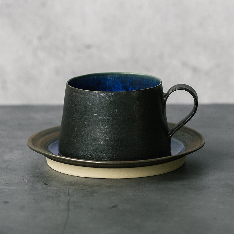 夜幕星河-寶藍結晶+曜黑雙釉 薄胎茶/咖啡杯盤組 (矮款) - 杯子 - 陶 多色