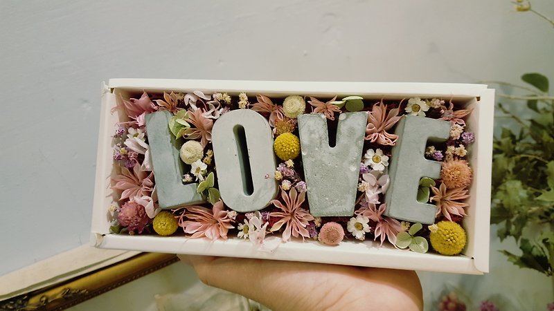 LOVE Cement letter dry flower box - ของวางตกแต่ง - พืช/ดอกไม้ สึชมพู
