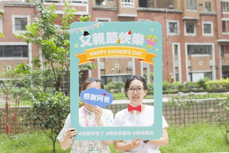 父親節快樂拍照框-俏皮慶祝款贈小配件 拍照道具 節日 場地裝飾 - 其他 - 紙 多色