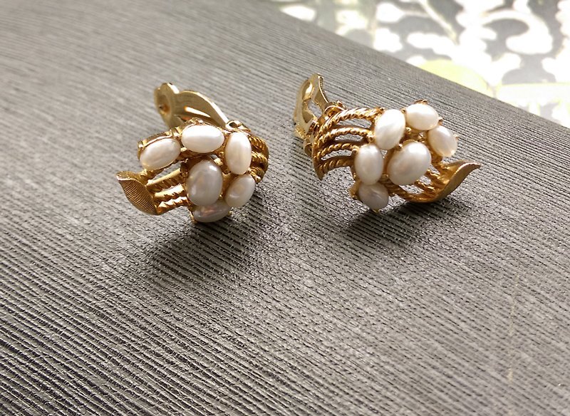 [Western antique jewelry / old age] 1970's TRIFARI pearl egg elegant clip earrings - ต่างหู - โลหะ สีทอง