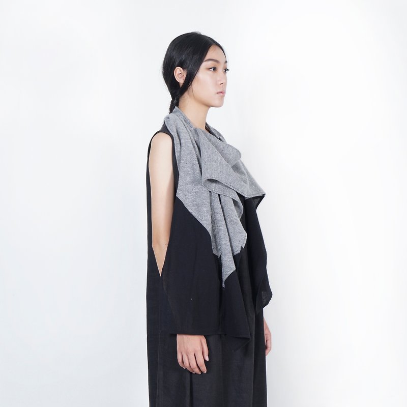 Black and white cut 16AW open stitching scarf - Scarves - Cotton & Hemp Gray