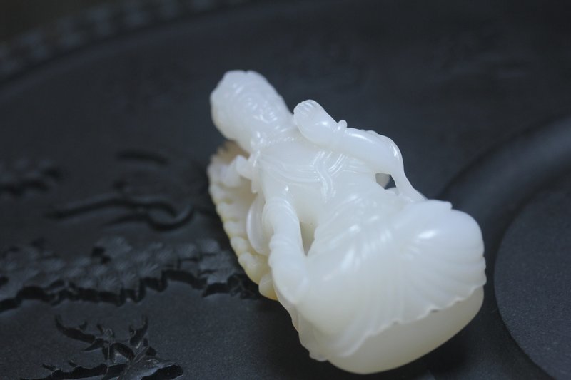 【 白度母】吊墜掛件 手工雕刻 觀音菩薩天然黃蠟石手作項鏈 - 項鍊 - 玉石 白色