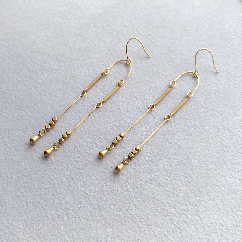 e010- heard - conjugated Bronze vertical pin / clip earrings