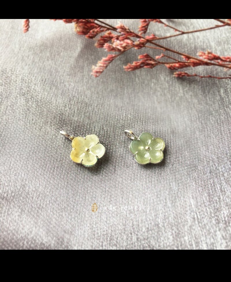 【Lixia】Natural jadeite (Myanmar jade) three-dimensional small flower handmade white K gold pendant - Necklaces - Jade Yellow