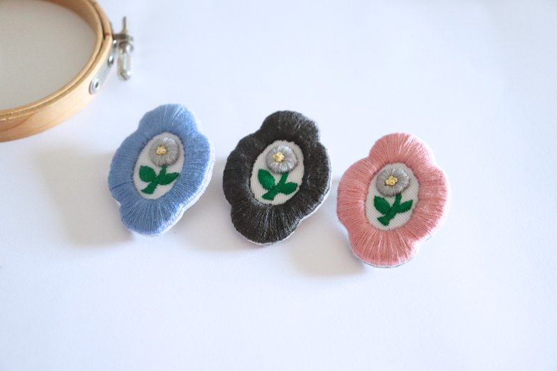 A plump, three-dimensional flower lover embroidery brooch like a picture frame - Brooches - Thread 