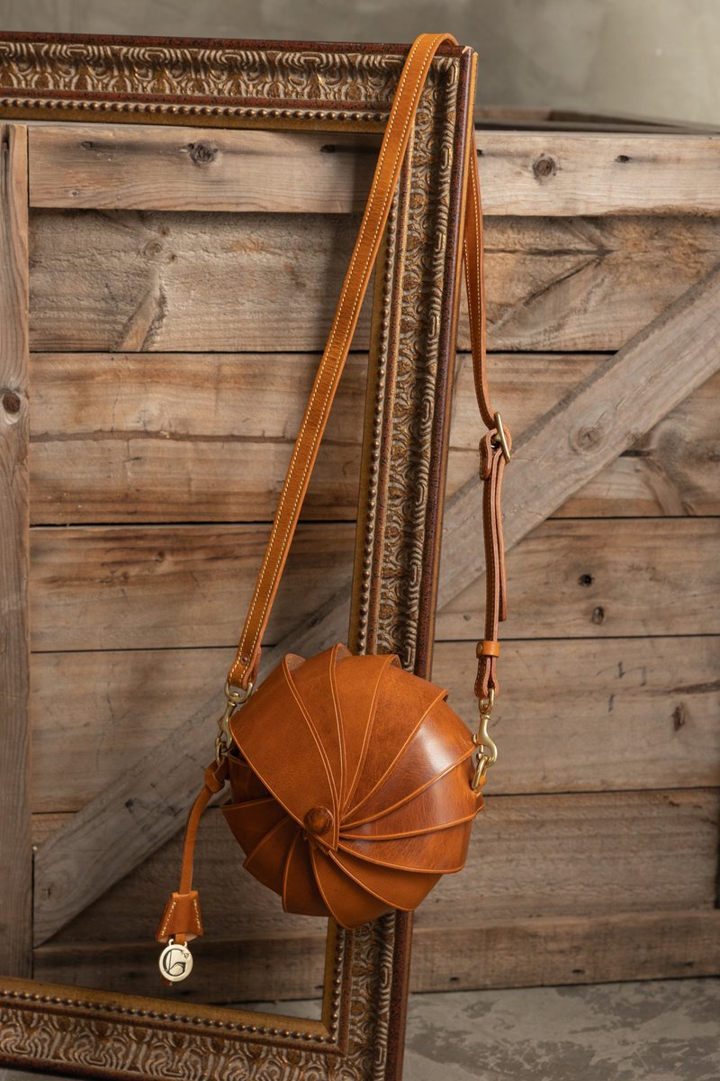 [Thousand layer pie round bag] Handmade vegetable tanned leather is a beauty-high fat orange Brown - กระเป๋าแมสเซนเจอร์ - หนังแท้ สีส้ม