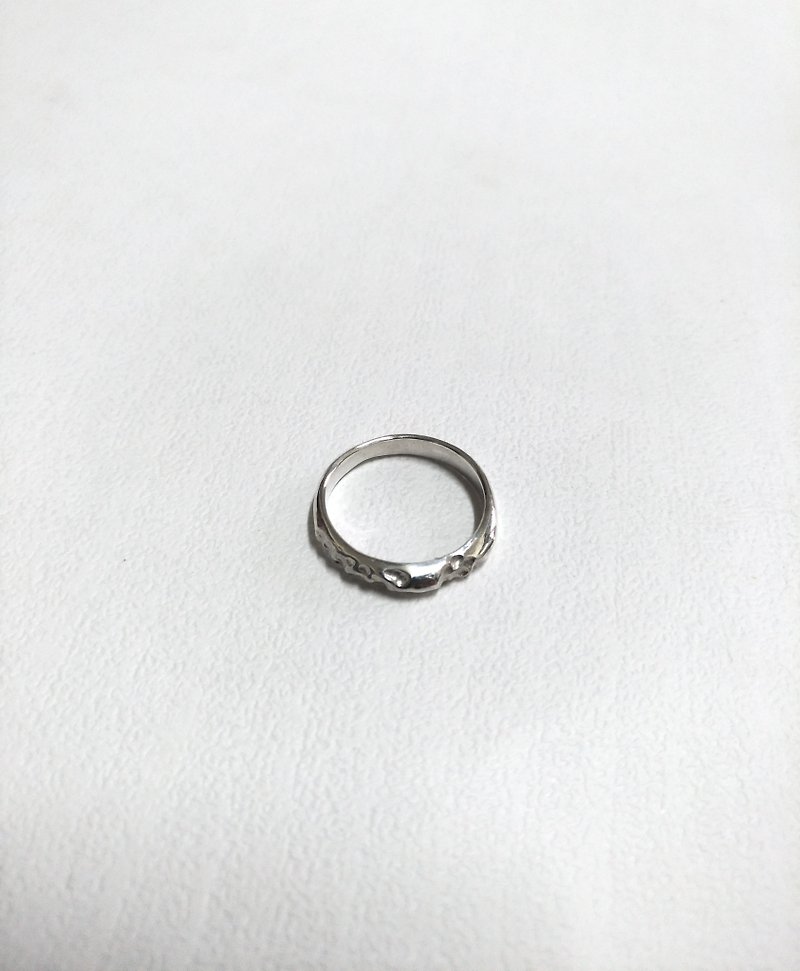 Liquid form with etching texture silver ring