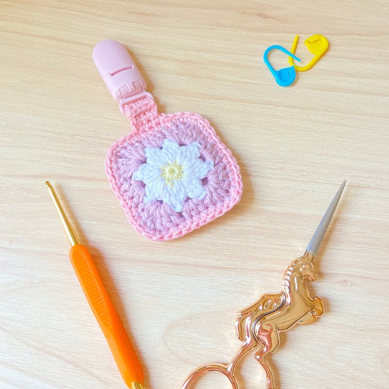 Little daisy amulet bag/crochet/customizable - Omamori - Cotton & Hemp Pink