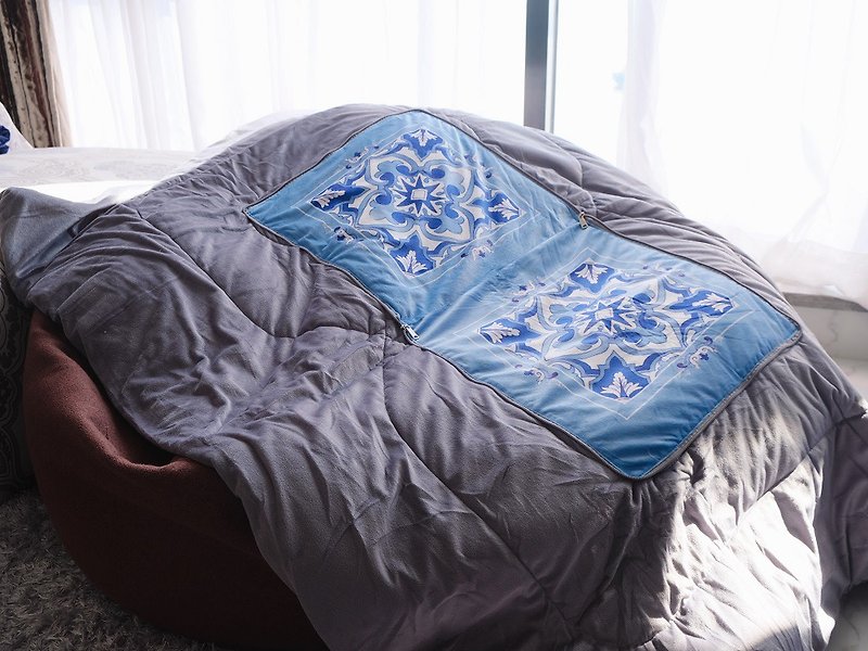 Thickened crystal velvet dual-use pillow/folded is a pillow, open is a quilt - Blankets & Throws - Polyester Multicolor