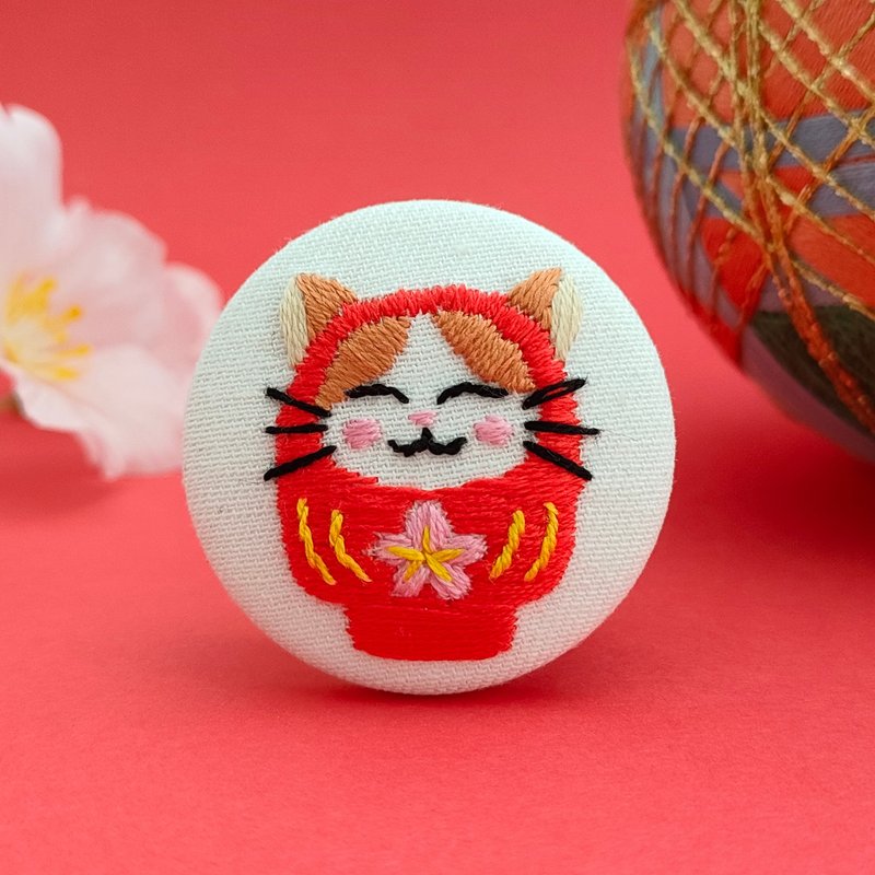 Embroidered cat daruma brooch - เข็มกลัด - ผ้าฝ้าย/ผ้าลินิน สีแดง