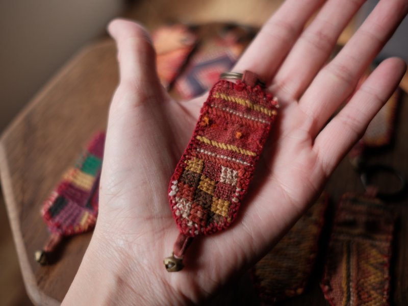Remake 印度Banjara古董手工刺繡布料再製吊飾 - 鑰匙圈/鑰匙包 - 棉．麻 