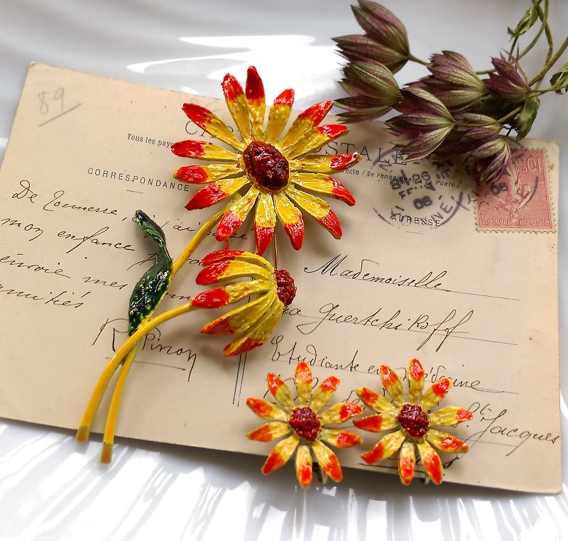 Western antique ornaments. Sunflower pin + clip earring set - เข็มกลัด/พิน - โลหะ สีทอง